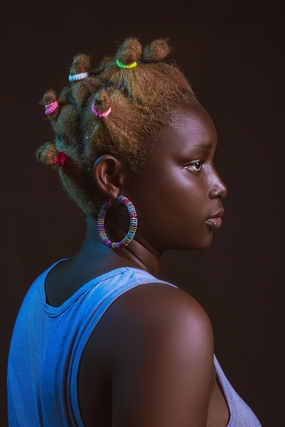 欧美微胖黑人美女肖像摄影图片